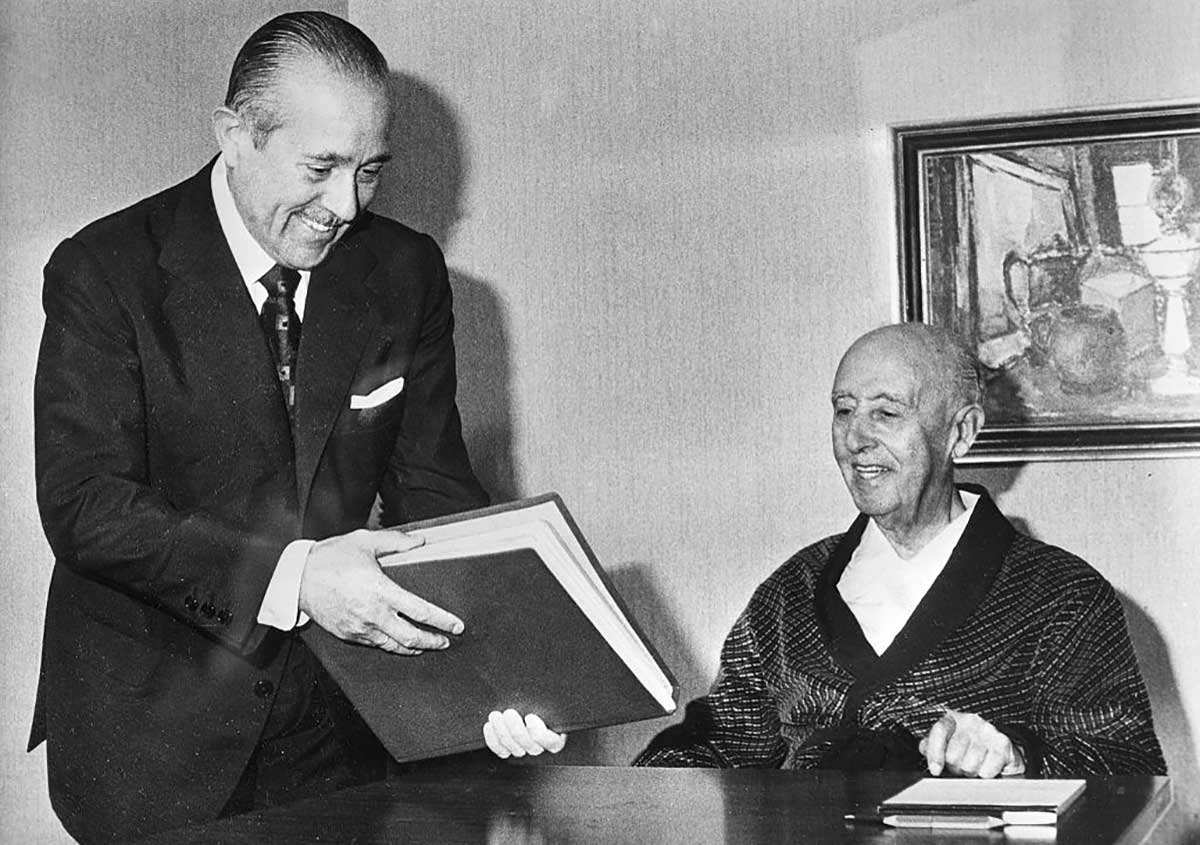Francisco Franco'nun Yükselişi ve İspanya İç Savaşı'nın Etkileri 6 Başbakan Carlos Arias Navarro ve Francisco Franco, Franco'nun geri dönüşü olmayan bir komaya girmesinden bir hafta önce, Ekim 1975'te Franco'nun evinde.