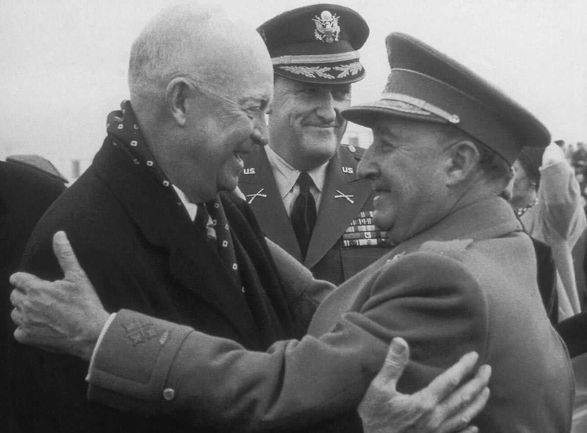 Francisco Franco'nun Yükselişi ve İspanya İç Savaşı'nın Etkileri 5 1959 tarihli, Dwight Eisenhower (solda) ve Francisco Franco (sağda) tarafından imzalanmış gazete, AbeBooks aracılığıyla