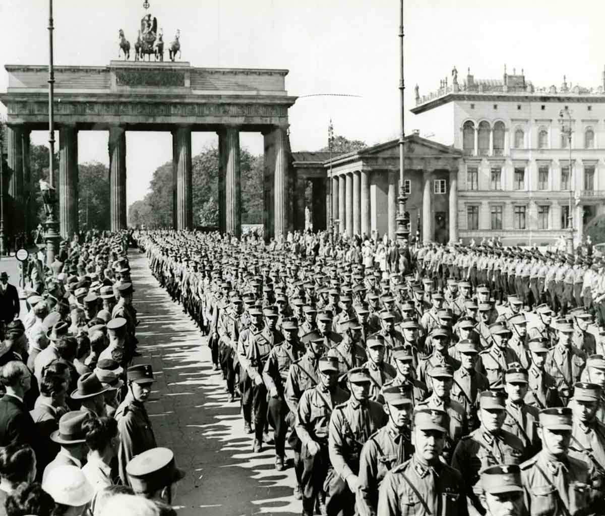 Sturmabteilung (SA): Hitler'in Kahverengi Gömleklileri 6 Brandenburg Tor'da SA geçit töreni, Berlin, 1934.