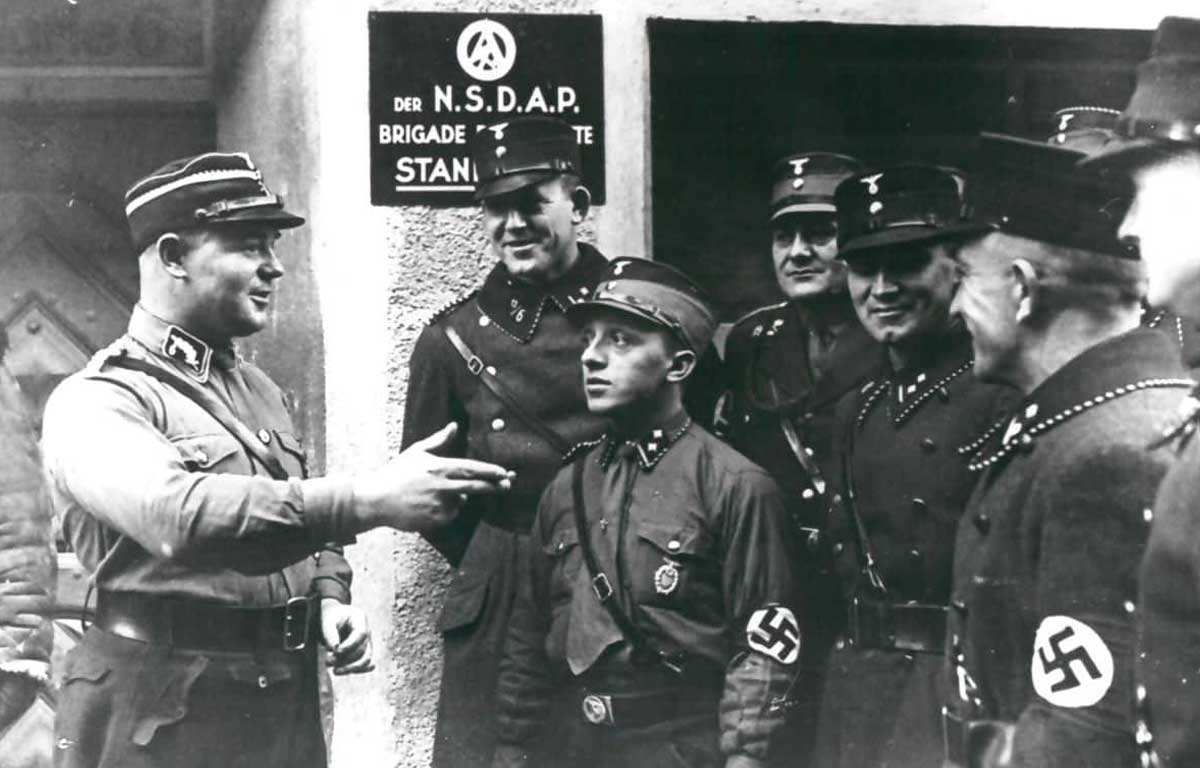 Sturmabteilung (SA): Hitler'in Kahverengi Gömleklileri 3 Ernst Röhm bir grup Sturmabteilung üyesine sesleniyor
