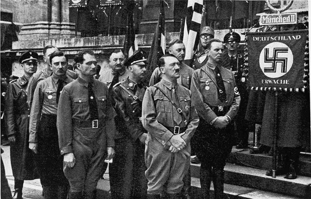 Birahane Darbesi: Hitler'in İktidarı Ele Geçirmeye Yönelik Başarısız Girişimi 6 Adolf Hitler, Rudolf Hess ve Heinrich Himmler Birahane Darbesi