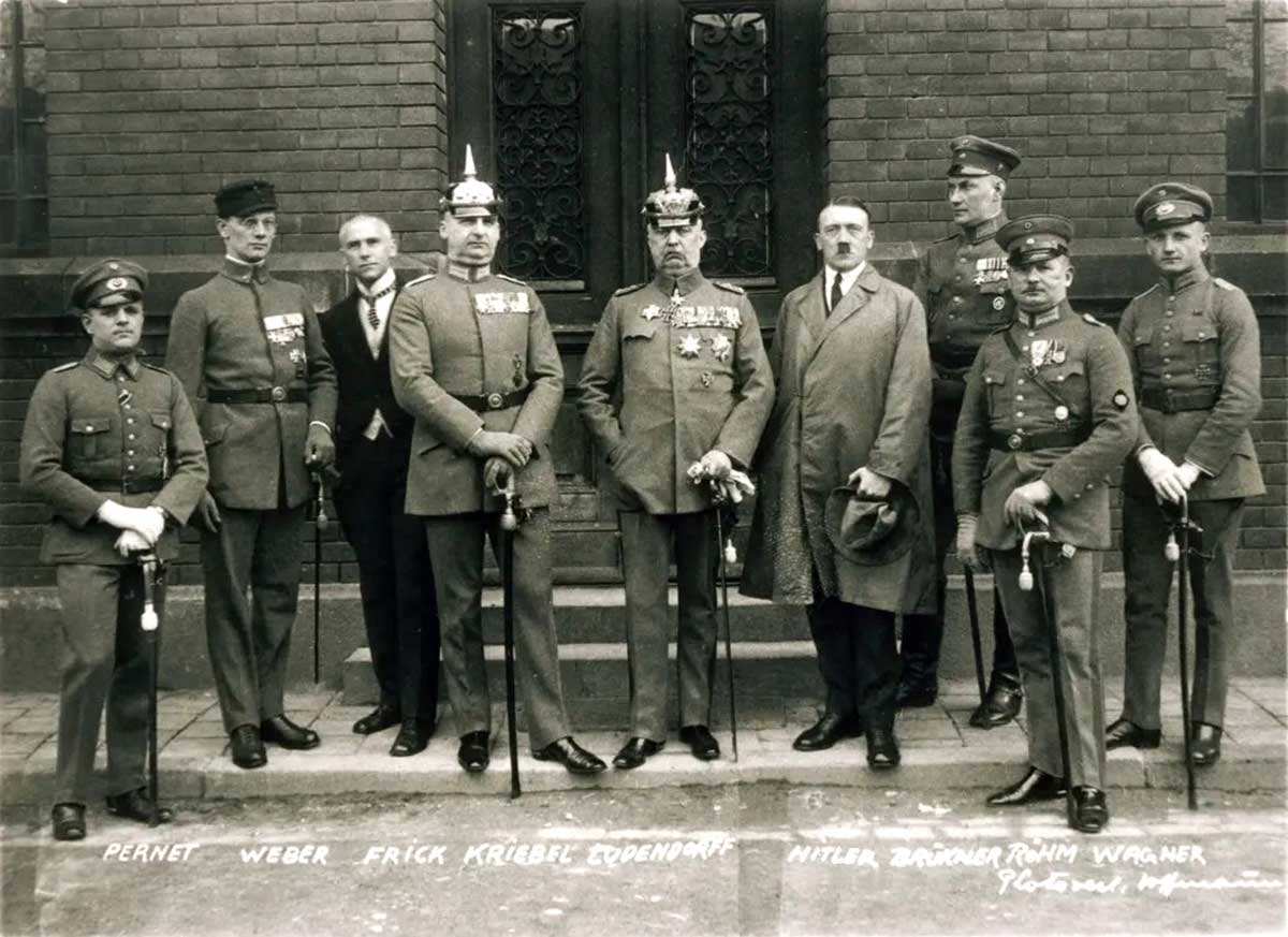 Birahane Darbesi: Hitler'in İktidarı Ele Geçirmeye Yönelik Başarısız Girişimi 3 Adolf Hitler ve suç ortakları duruşma sırasında Birahane Darbesi