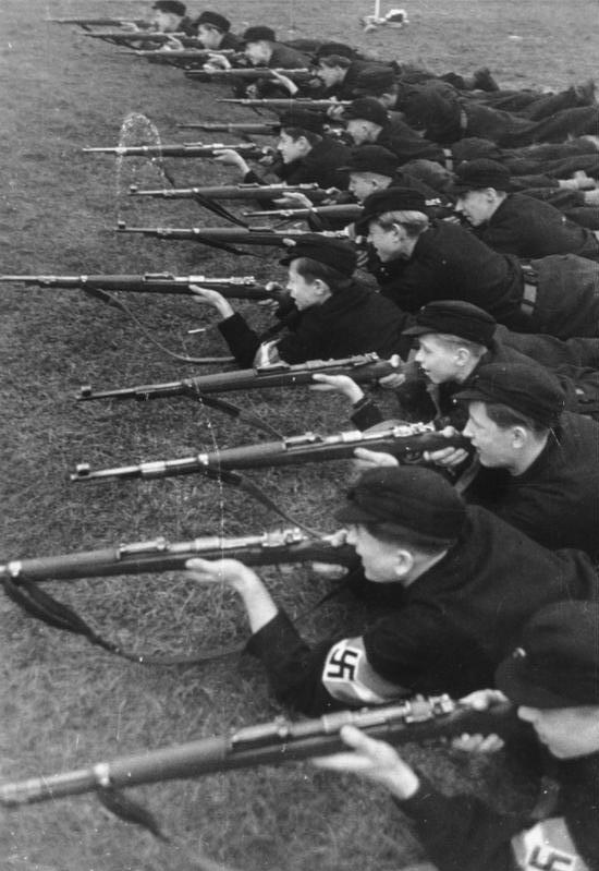 Naziler Alman Gençlerinin Zihinlerini Nasıl Ele Geçirdi? 5 Hitler Gençliği tüfek talimlerinde