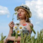 çiçek koklayan kadın