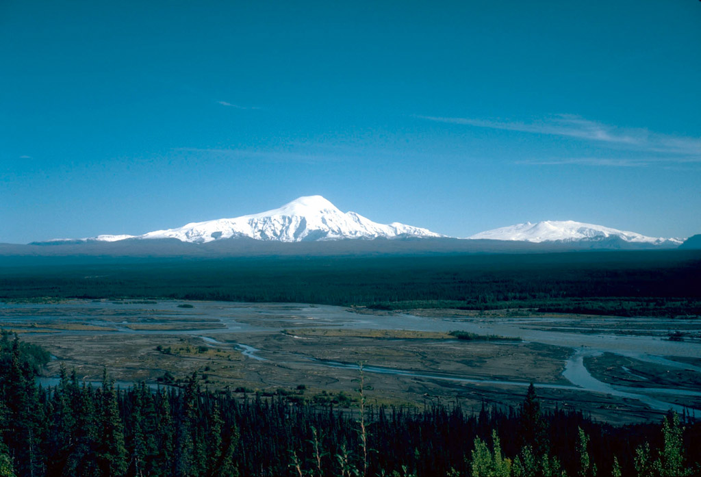 Alaska'daki En Yüksek Dağlar 7 1980'de Sanford Dağı (solda) ve Wrangell Dağı