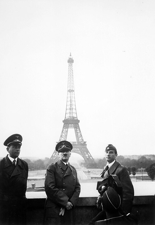 Albert Speer: Mimar, Bakan ve Hitler'in En Yakın Arkadaşı 2 Hitler, Speer (solda) ve heykeltıraş Arno Breker ile 1940'ta Paris'te