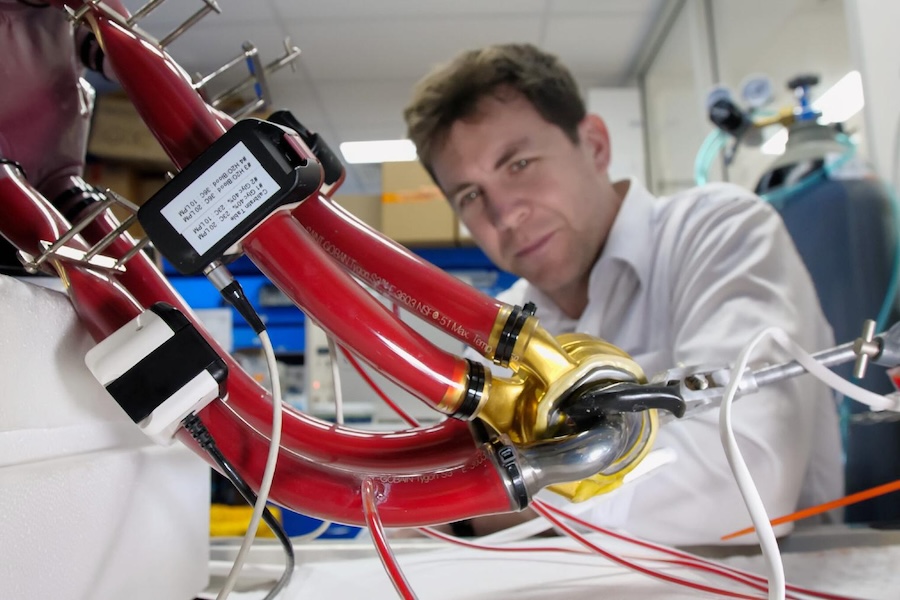 Maglev Titanyum Kalp Artık Canlı Bir Hastanın Göğsünde Atıyor 2 BiVACOR kurucusu ve CTO'su Daniel Timms yapay kalbi test ediyor