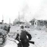 Bir Alman ileri müfrezesinden askerler Kiev'in batısındaki Hatne köyüne saldırıyor