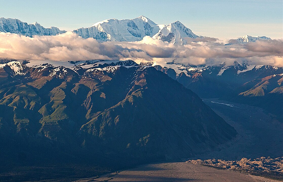 Alaska'daki En Yüksek Dağlar 5 Bona Dağı'nın güneyden görünüşü