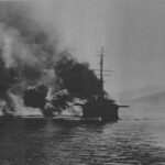 Fransız savaş gemisi Mirabeau Kasım olayları sırasında Atina'yı bombalıyor