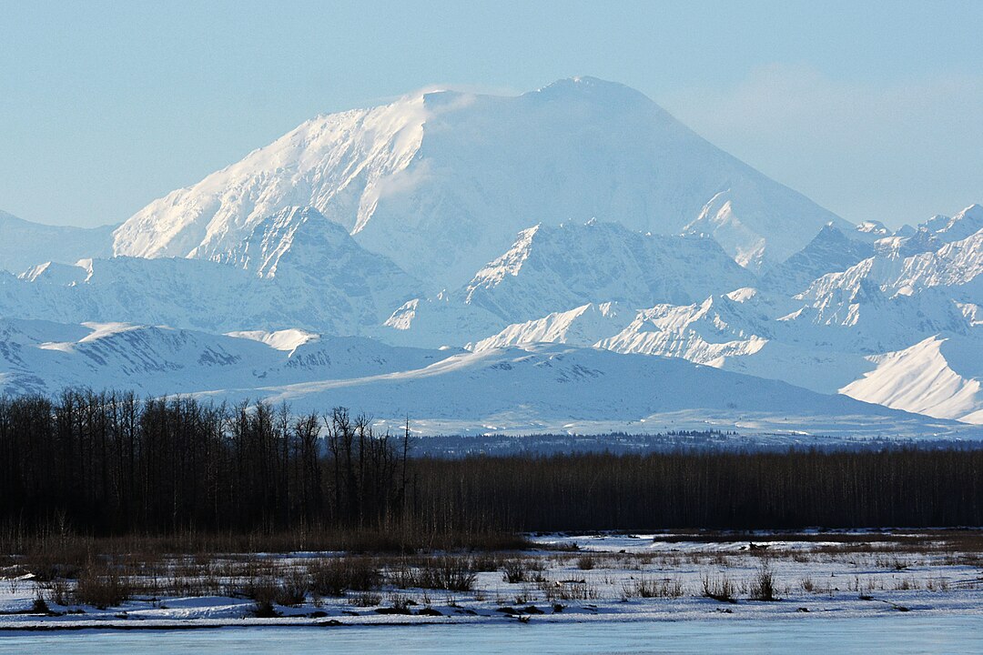 Alaska'daki En Yüksek Dağlar 4 Talkeetna yakınlarındaki Alaska Railround'dan çekilen Foraker Dağı.