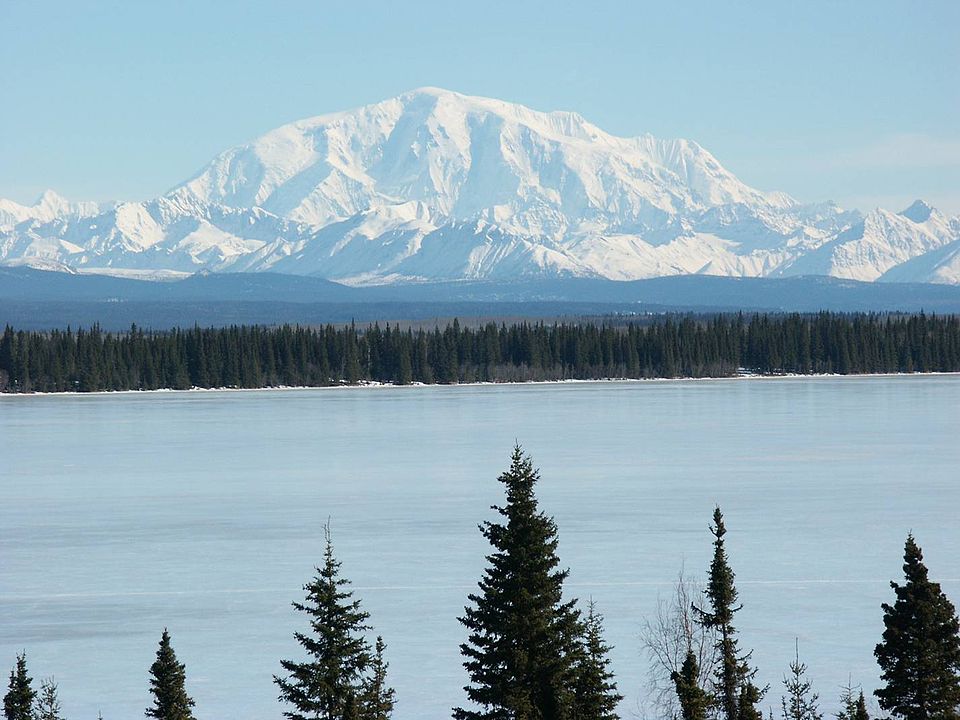 Alaska'daki En Yüksek Dağlar 6 Willow Gölü'ne batıdan bakan Blackburn Dağı