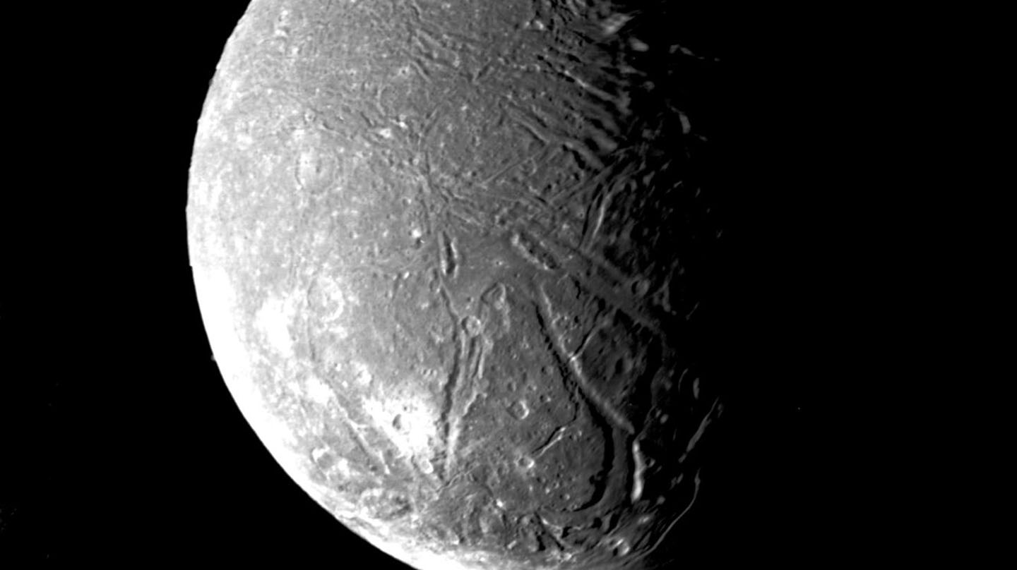 voyager 2 ariel uydusu