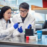 Dr. Tianxi Yang (solda) ve öğrenci Peter Yang