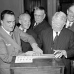 J. Edgar Hoover, Başkan Yardımcısı John N. Garner'ın parmak izini alırken