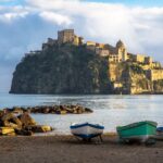 İçinde Jül Sezar'ın villasının kalıntıları bulunan Baia'nın Aragon kalesi.