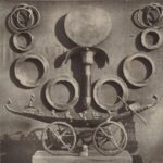 Bir ayna, bilezikler ve diğer antik Mısır eserleri.