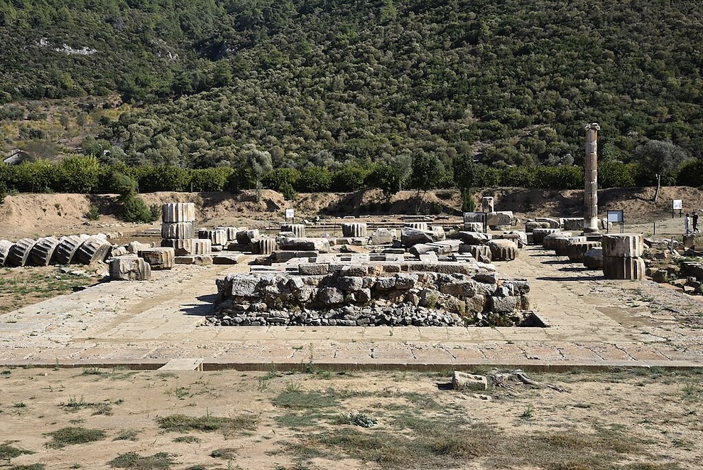 Antoninus Vebası: Roma İmparatorluğu'nu Sarsan ve Galen'in Sütle Tedavi Etmeye Çalıştığı Salgın 3 Dorik Apollon Tapınağı kalıntılarının güneyden görünümü, Klaros, İyonya, Türkiye