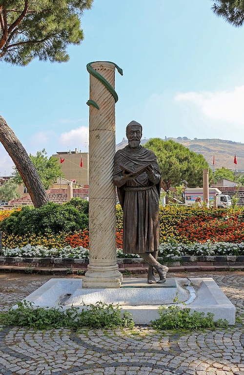 Antoninus Vebası: Roma İmparatorluğu'nu Sarsan ve Galen'in Sütle Tedavi Etmeye Çalıştığı Salgın 2 Galen'in memleketi Pergamon'daki (günümüzde Türkiye'de Bergama) heykeli