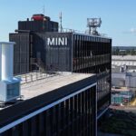 İngiltere'nin ilk hareketsiz rüzgar enerjisi türbini bir MINI fabrikasının çatısında