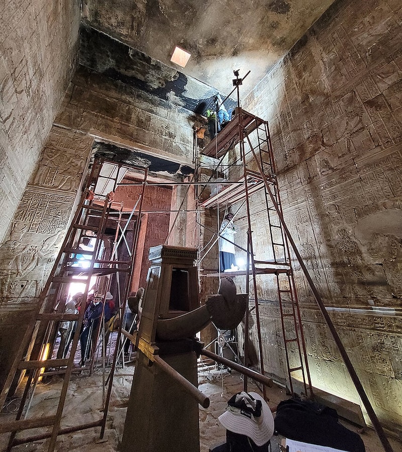 Restorasyon Antik Mısır Tapınağına Hayat Veriyor, Canlı Renkleri ve Altını Ortaya Çıkarıyor 2 edfu tapınağı