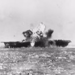 Bir kamikaze uçağı 25 Kasım 1944'te Essex'in uçuş güvertesine çarptıktan sonra patlar.