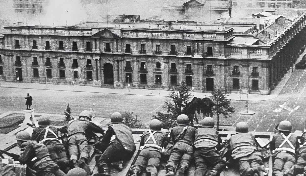 Şili'de La Moneda Sarayı'na düzenlenen saldırının fotoğrafı