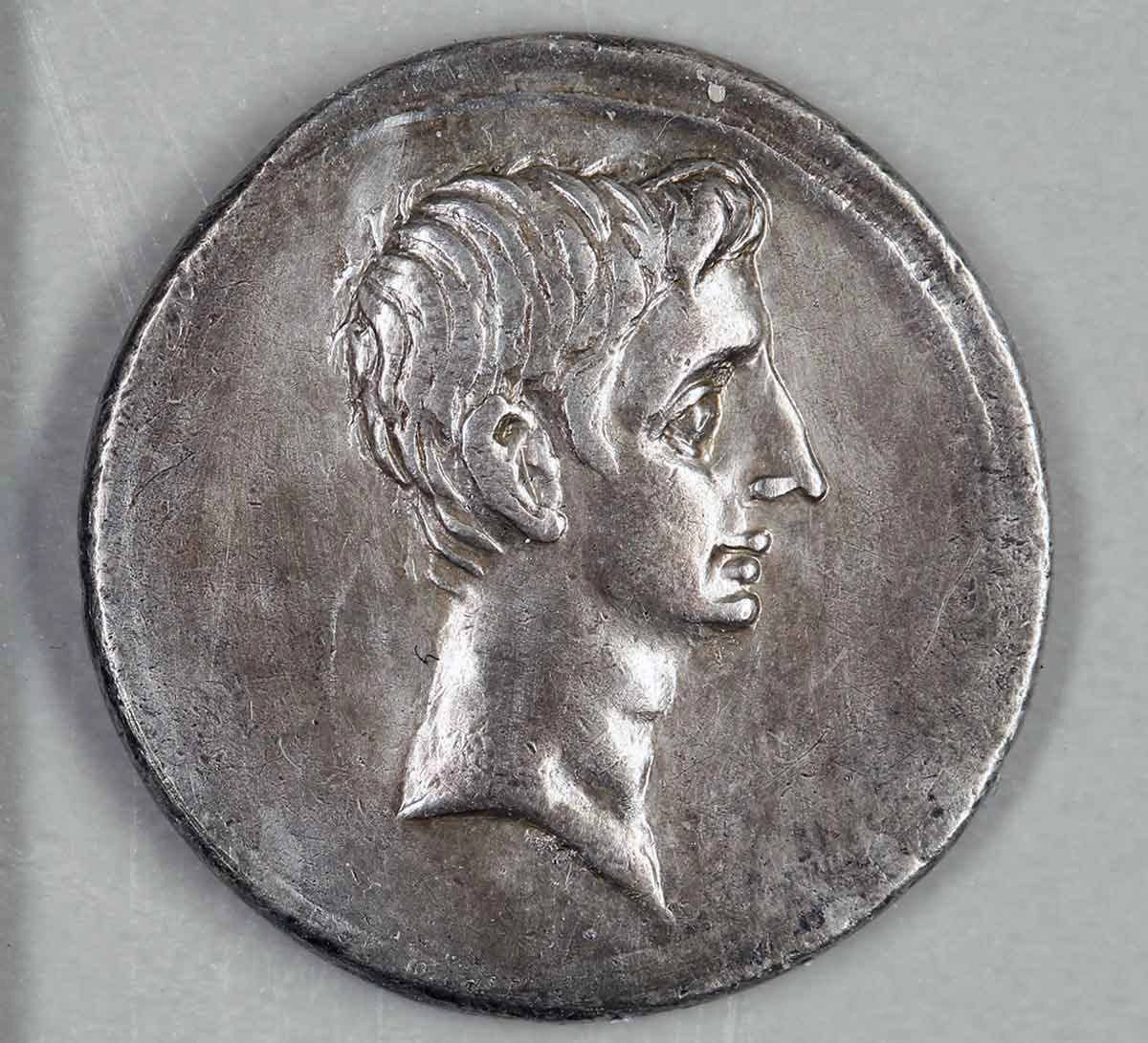 Octavian'ın gümüş denarius, İmparatorluk Roma