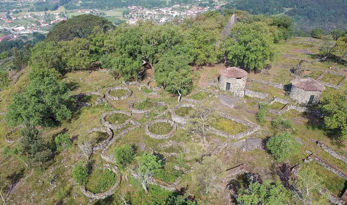Portekiz'deki Keltler ve Büyüleyici Anıtları 3 Citânia de Briteiros'un havadan fotoğrafı